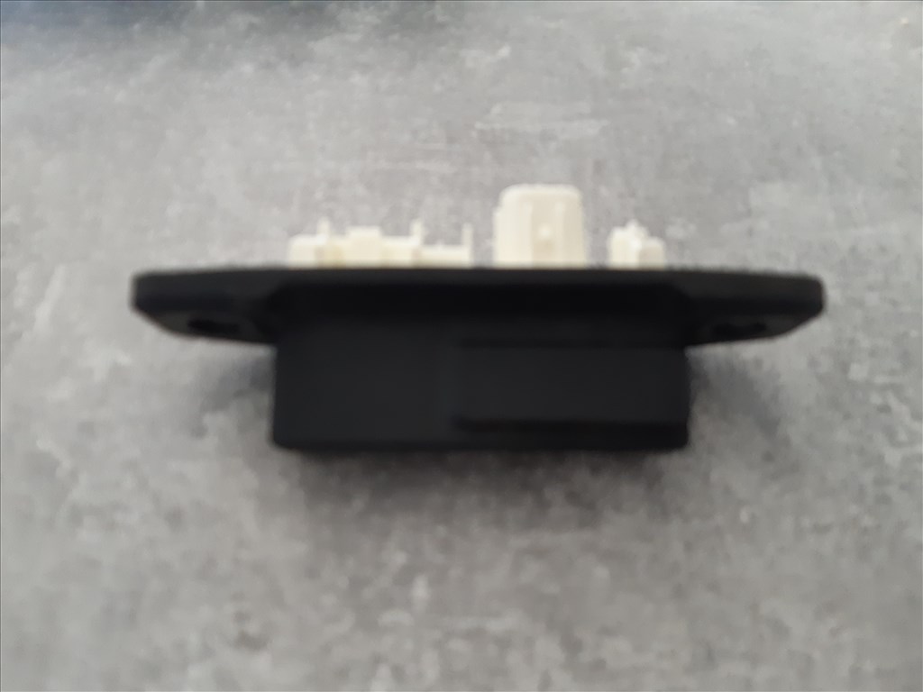 Toyota Yaris 1.5 Hybrid csomagtérajtó zár mikrokapcsoló 8484028040 5. kép