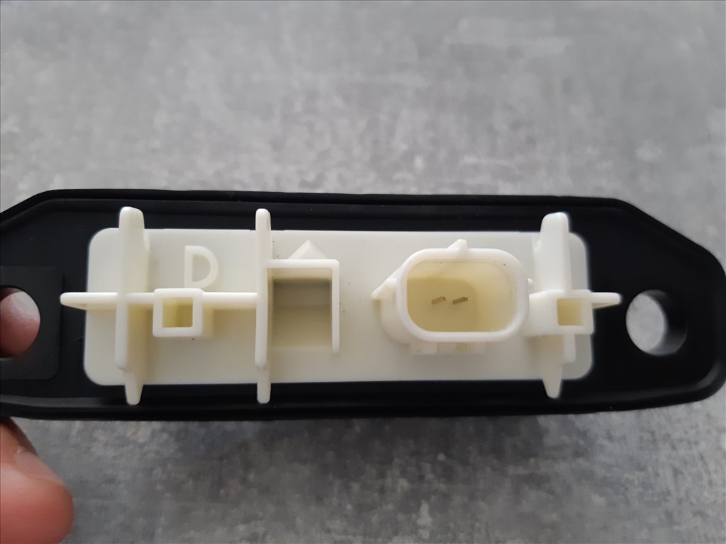 Toyota Yaris 1.5 Hybrid csomagtérajtó zár mikrokapcsoló 8484028040 6. kép