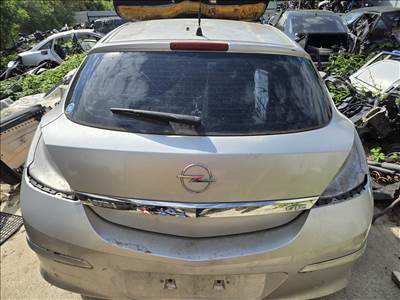 Opel Astra H bontott alkatrészei