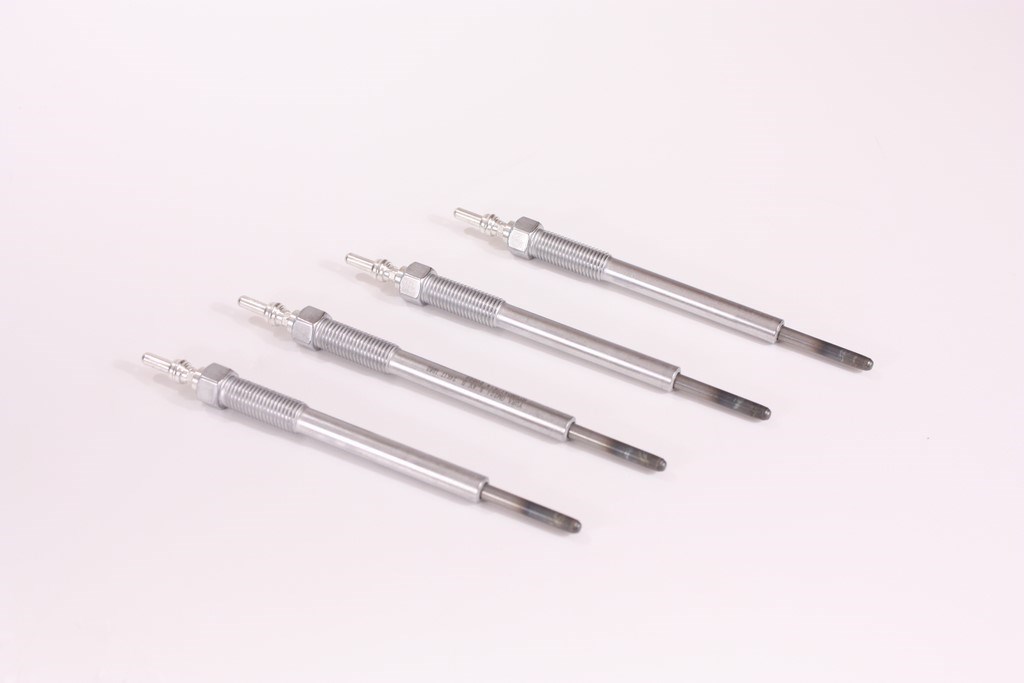 HK13213 GYÁRI ÚJ IZZÍTÓGYERTYA SZETT (4db) D4FE - Hyundai I30 16-24, I40 18-19, Kona 17-23, Tucson 18-24- / Kia Ceed 2018-2020-, Optima 18-19, Rio/Stonic 16-20, Sportage 18-22- 1.6 dízel - 367102U000 1. kép