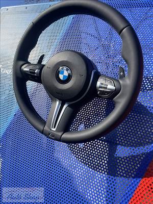 BMW M sport M3 F1 kormánykerék BMW F20 2 3 F30 4 X1 X2 X3 X4 X5 F15 X6 M-es kék piros varratokkal 