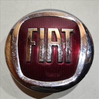 201310 Fiat Freemon Felni közép kupak, a képen látható sérüléssel K68088547AA