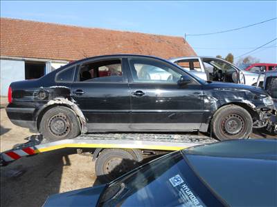 Volkswagen PASSAT (3B2) 1.6 első pohártartó 3B1858569