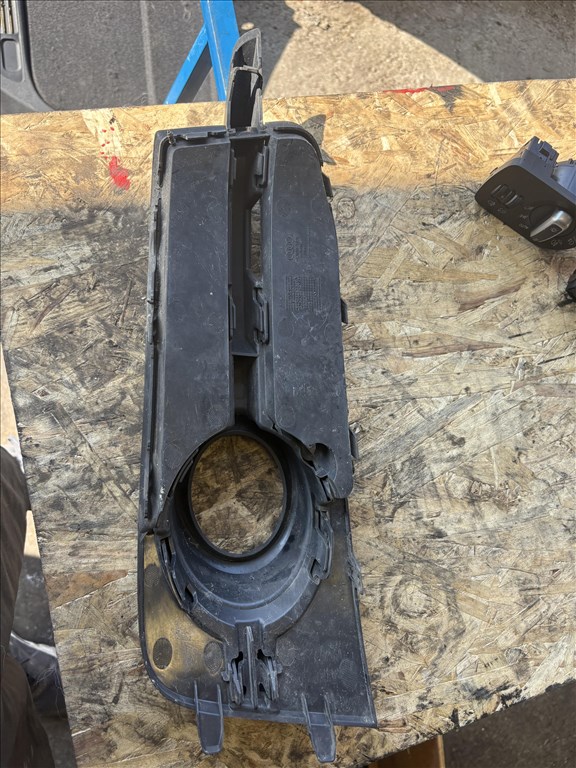 Audi A1 (8X) első ködlámpa rács  8x0807681b 2. kép