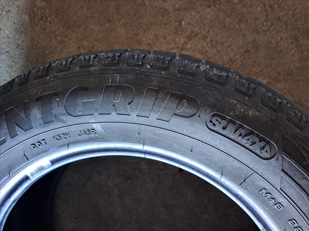 2db 225/65 R17 Goodyear Efficientgrip SUV 4x4 Négyévszakos gumi eladó!!! ára! 15000Ft/db  5. kép