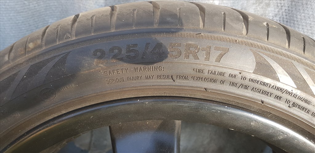  5x112 lyukosztású 17" használt OZ alufelni, rajta 225/45 használt Triangle nyári gumi gumi  2. kép