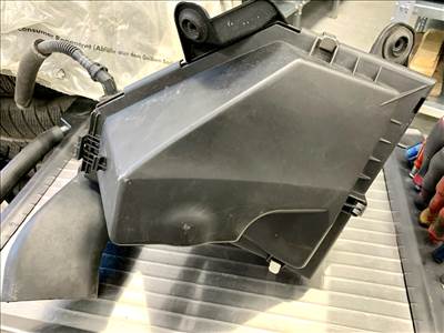 BMW E90 E91 E92 E93, BMW X1 E84, BMW E81 E82 E87 E88, légszűrőház  13717797467 7797467