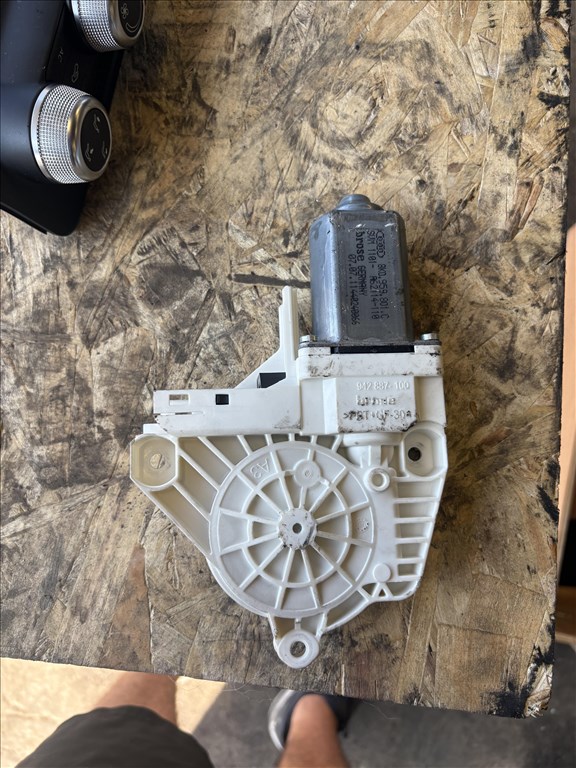 Audi A1 (8X) Ablakemelő motor  8k0959501c 2. kép