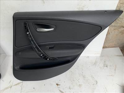 BMW 1-es sorozat E81, E82, E87, E88 jobb hátsó ajtókárpit  51427224353