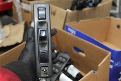 Suzuki Vitara 1988 ablakemelő kapcsoló bal (2 gombos) 