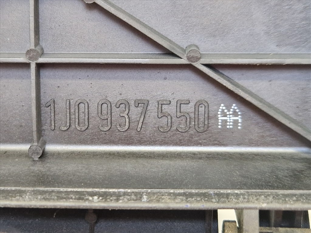 Volkswagen Golf IV biztosítéktábla motortér 1J0 937 550 AA (22243) 3. kép