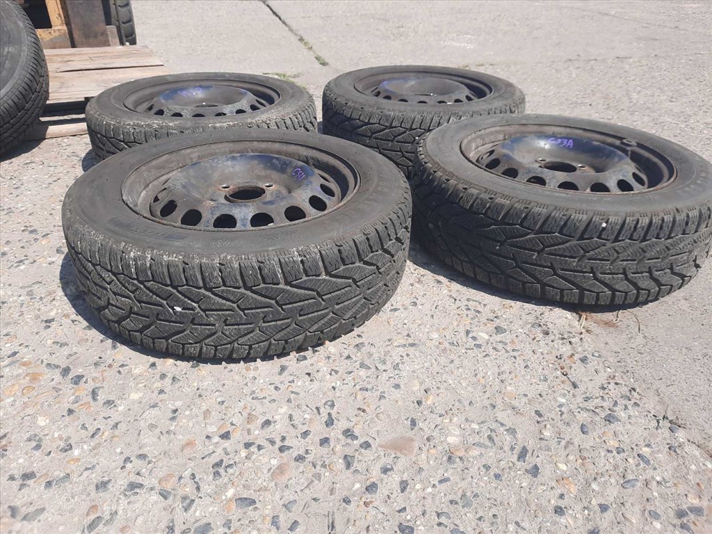  4x100 lyukosztású 15" használt lemezfelni, rajta 195/60 újszerű Sebring téli gumi gumi  2. kép