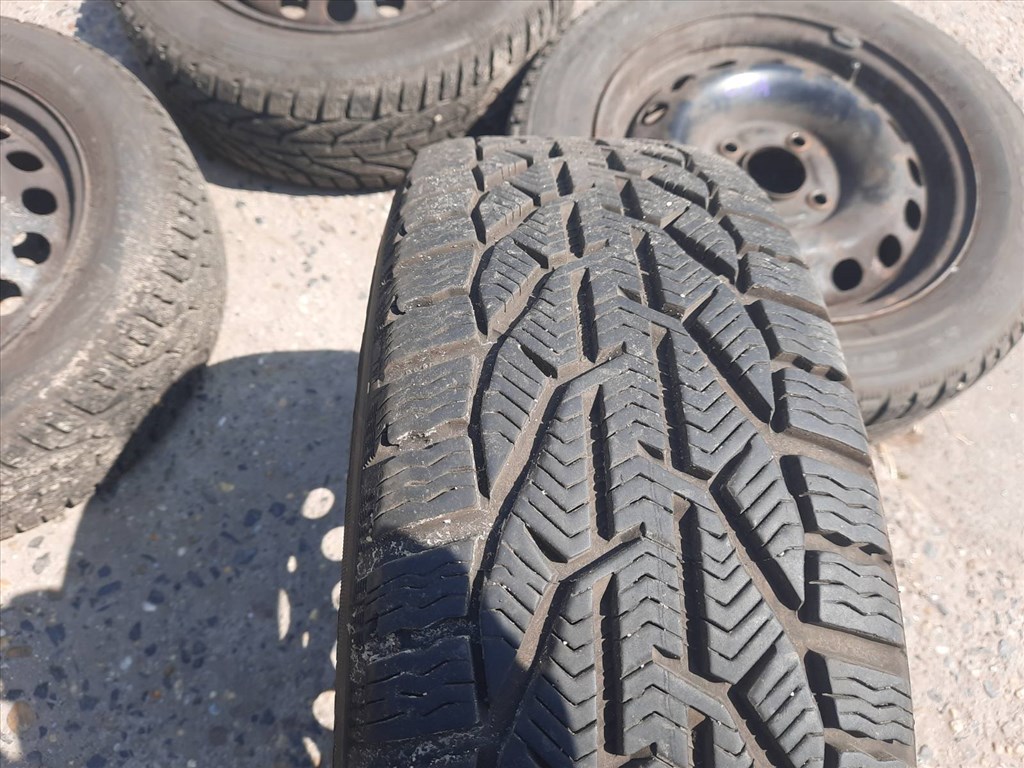  4x100 lyukosztású 15" használt lemezfelni, rajta 195/60 újszerű Sebring téli gumi gumi  3. kép