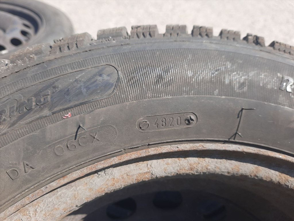  4x100 lyukosztású 15" használt lemezfelni, rajta 195/60 újszerű Sebring téli gumi gumi  5. kép