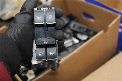 Volkswagen Tiguan 2011-2015 ablakemelő kapcsoló bal (4 gombos)