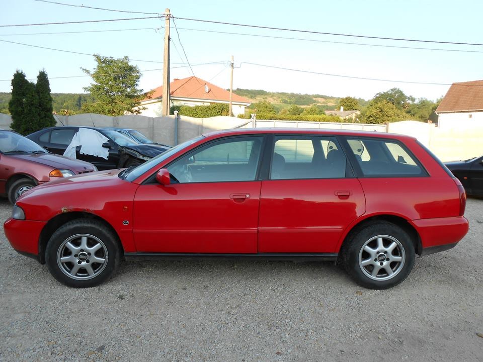 Audi A4 Avant (8D5_B5) 1.8 jobb embléma 8D0853621 1. kép