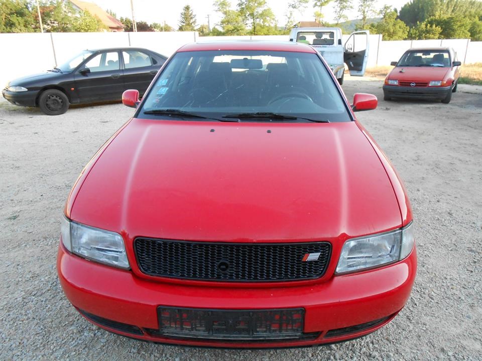 Audi A4 Avant (8D5_B5) 1.8 jobb embléma 8D0853621 2. kép