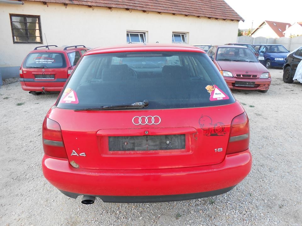 Audi A4 Avant (8D5_B5) 1.8 jobb embléma 8D0853621 3. kép