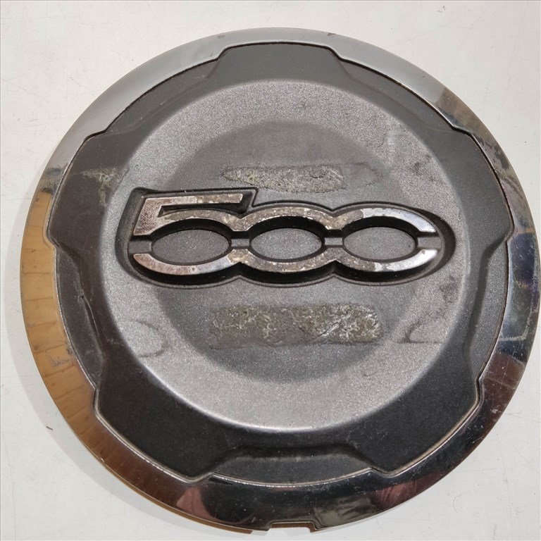 201089 Fiat 500 L 2012-2022 Felni közép kupak, a képen látható sérüléssel 735574469 1. kép