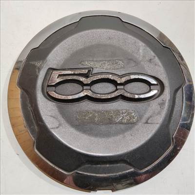 201089 Fiat 500 L 2012-2022 Felni közép kupak, a képen látható sérüléssel 735574469