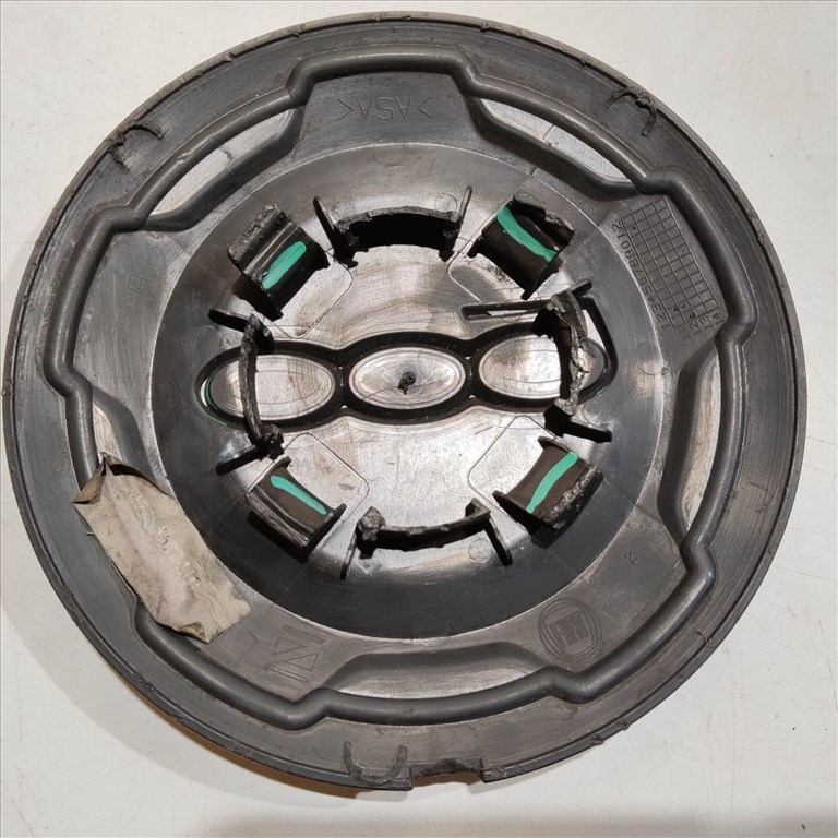 201089 Fiat 500 L 2012-2022 Felni közép kupak, a képen látható sérüléssel 735574469 2. kép