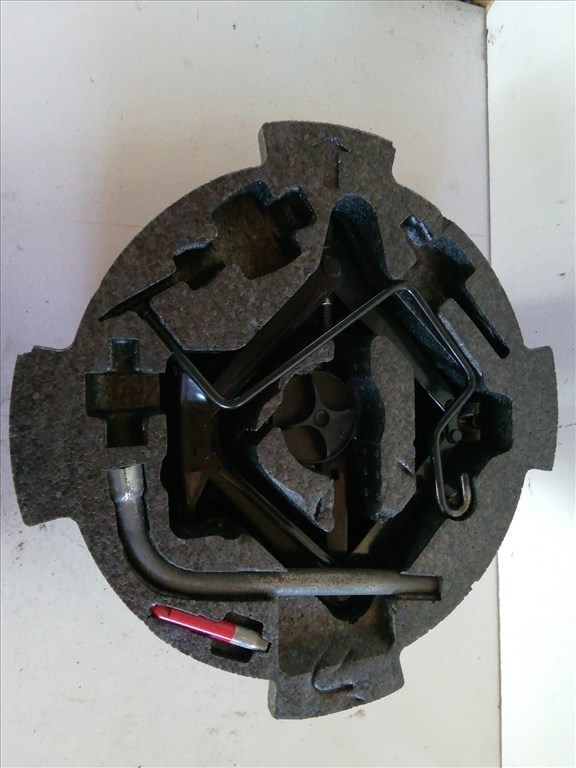 181588 Alfa Romeo 159 2005-2011 Emelő, tartóval kerékanya kulccsal 60687705 1. kép