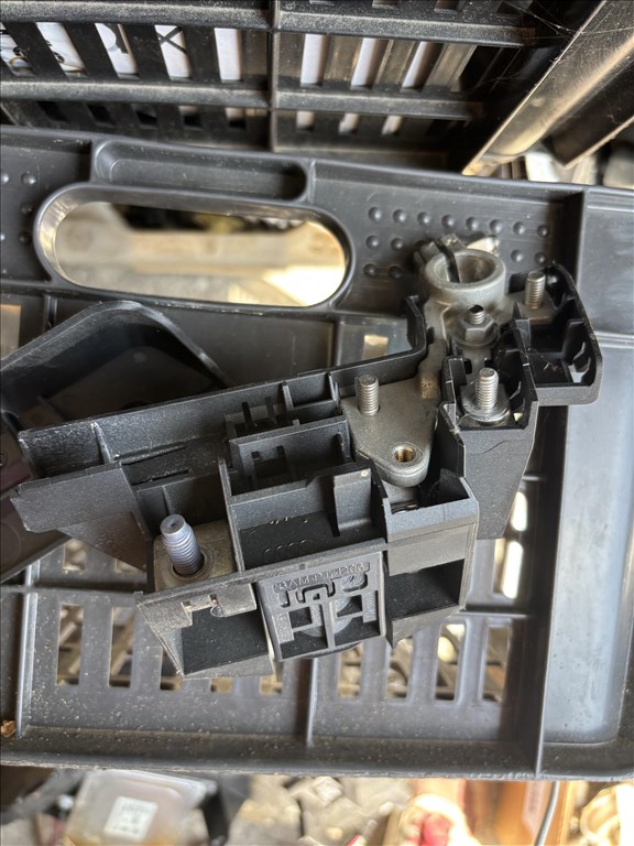 Audi A6 (C6 - 4F) pozitív akkumulátor csatlakozó 4f0915519 1. kép