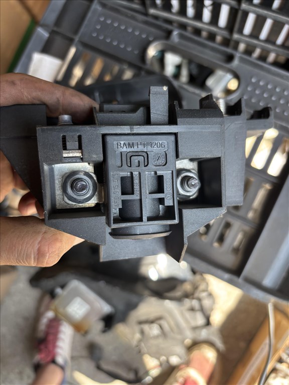 Audi A6 (C6 - 4F) pozitív akkumulátor csatlakozó 4f0915519 2. kép