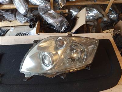 Toyota Auris (E150) bal első fényszóró  8115002460