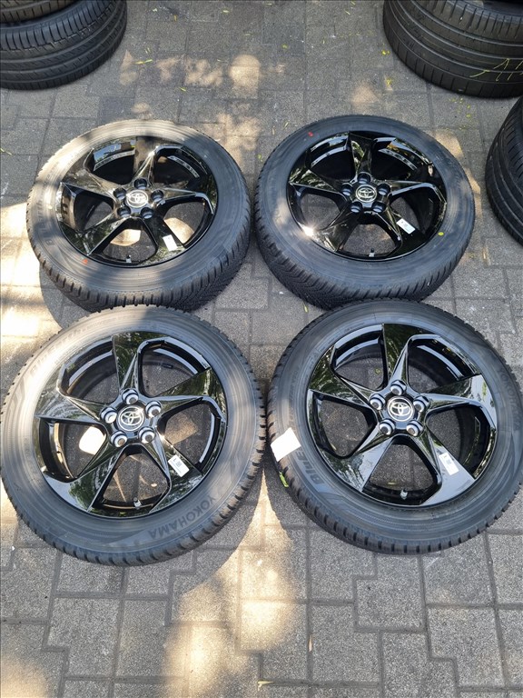  5x114.3 lyukosztású 17" új gyári Toyota alufelni, rajta 195/6017 új Yokohama téli gumi  1. kép