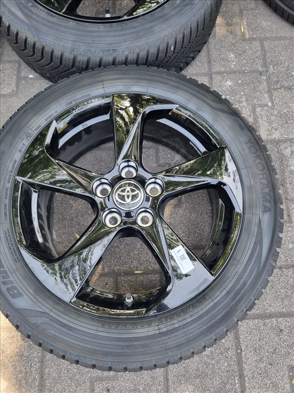  5x114.3 lyukosztású 17" új gyári Toyota alufelni, rajta 195/6017 új Yokohama téli gumi  2. kép