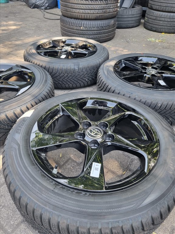  5x114.3 lyukosztású 17" új gyári Toyota alufelni, rajta 195/6017 új Yokohama téli gumi  3. kép