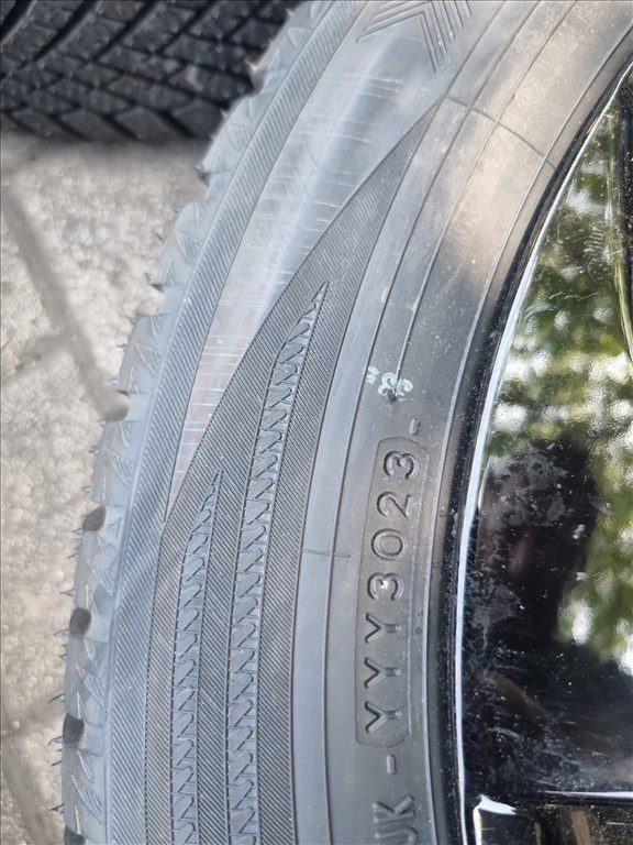  5x114.3 lyukosztású 17" új gyári Toyota alufelni, rajta 195/6017 új Yokohama téli gumi  5. kép