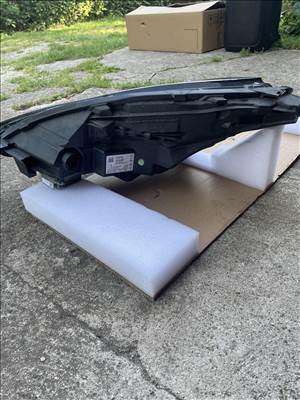 Tesla Model 3 Jobb fényszóró 2023