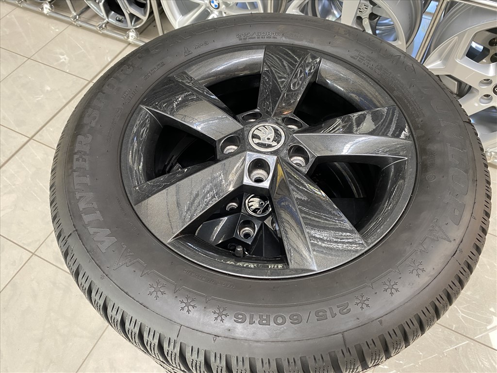 (3253) Skoda 16 gyári alufelni felni, 5x112, 215/60 téli gumi, Superb 5. kép