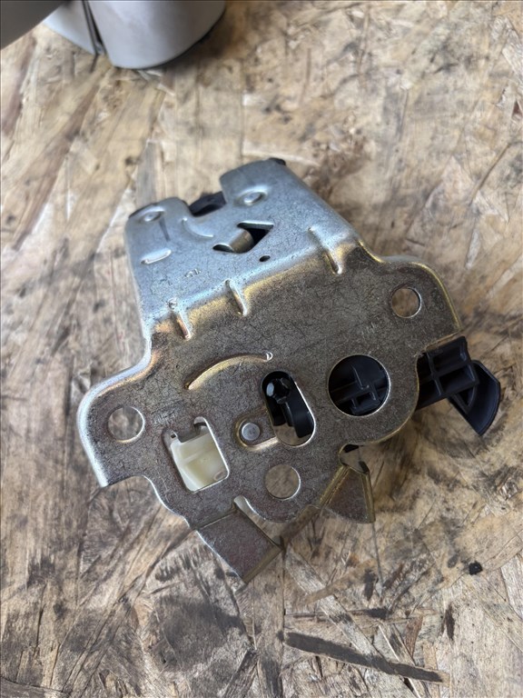 Audi A1 (8X) Csomagtér ajtó zár 8k9807509a 3. kép