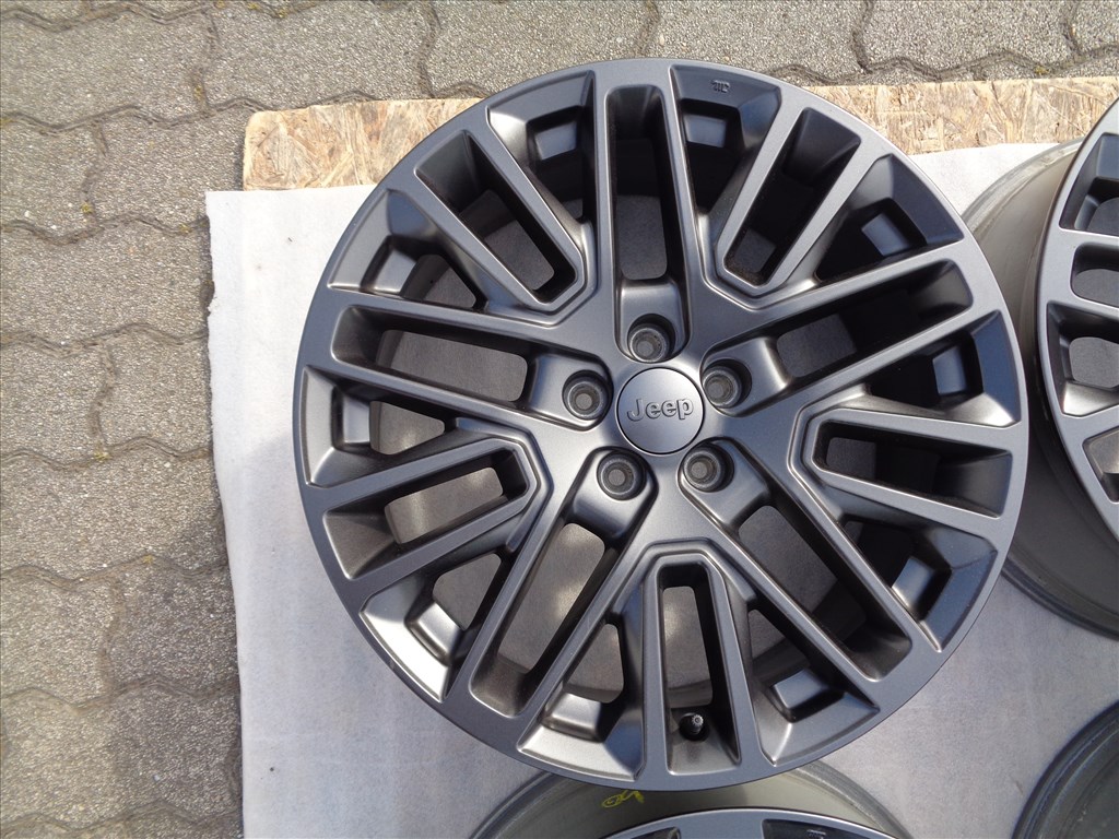 Jepp Gyári alufelni 19-es, 5×110-es osztóval, szenzorral szép állapotban eladó.  2. kép