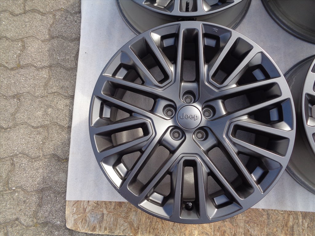 Jepp Gyári alufelni 19-es, 5×110-es osztóval, szenzorral szép állapotban eladó.  3. kép