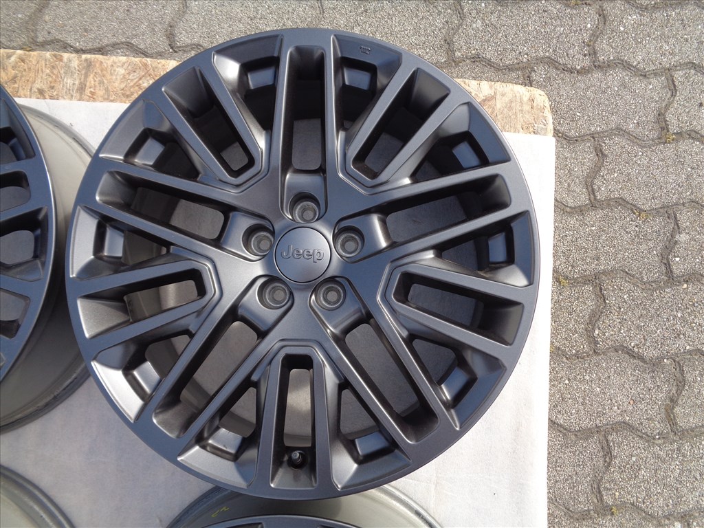 Jepp Gyári alufelni 19-es, 5×110-es osztóval, szenzorral szép állapotban eladó.  4. kép