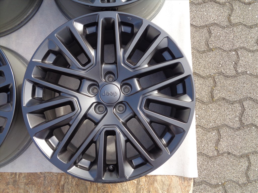 Jepp Gyári alufelni 19-es, 5×110-es osztóval, szenzorral szép állapotban eladó.  5. kép