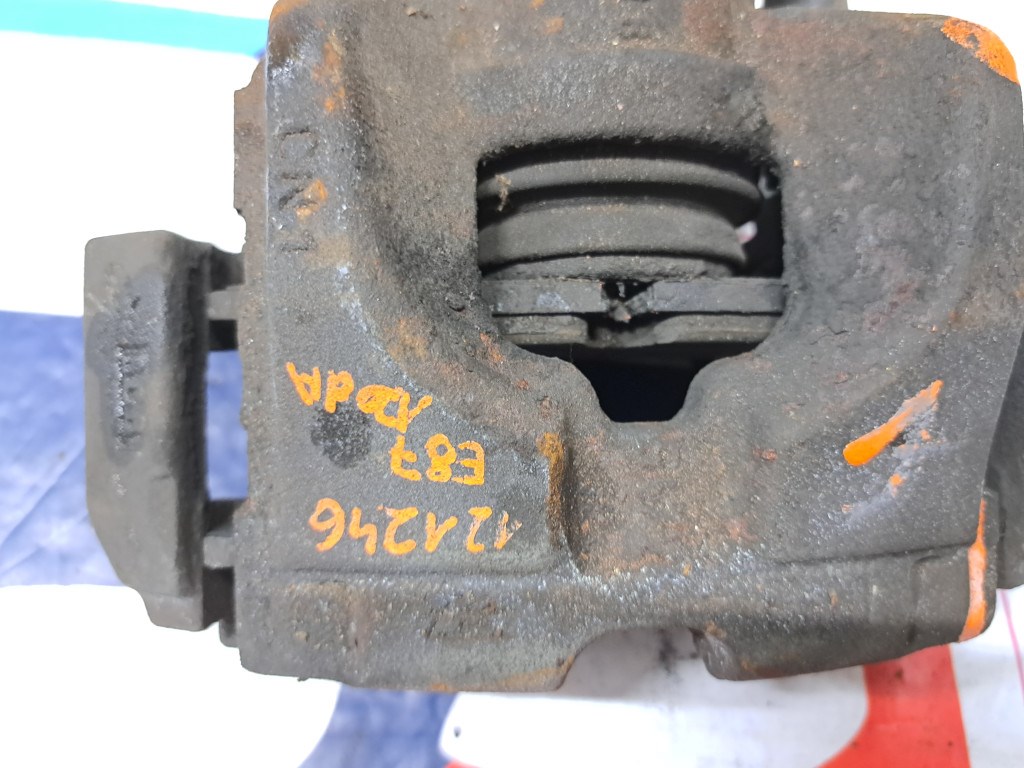 BMW E81 E82 E87 E88 E90 E91 E92 E93 54/24 jobb elsõ féknyereg fék nyereg konzol  4. kép