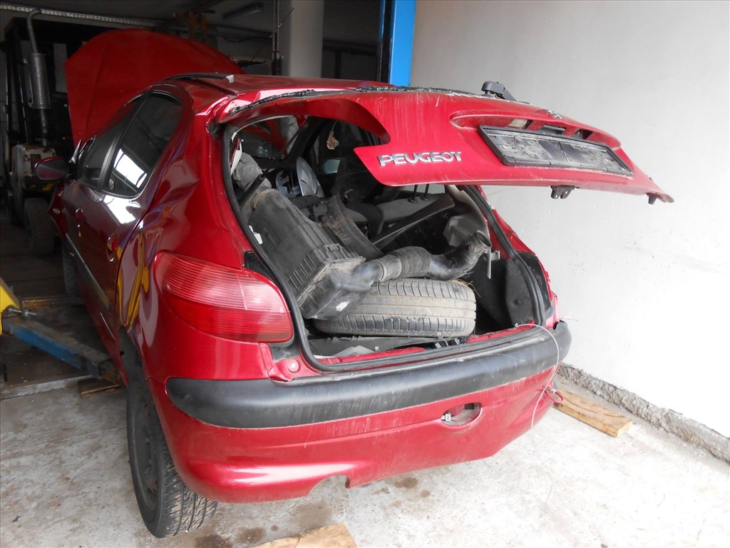 Peugeot 206 Ferdehátú (2A/C) 1.1 i 2. hátsó embléma 3. kép