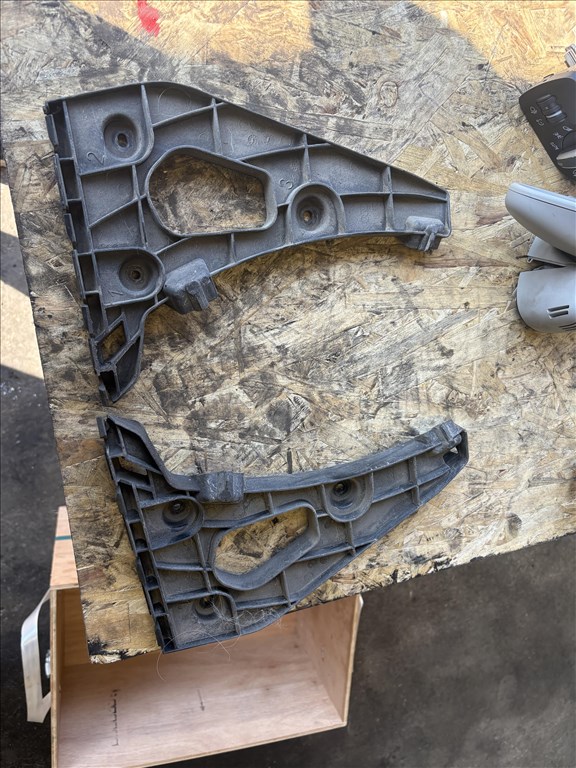 Audi A1 (8X) Hátsó lökhárító tartó 1. kép