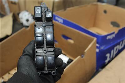 Toyota Avensis  ablakemelő kapcsoló  bal (4 gombos)   8404013080