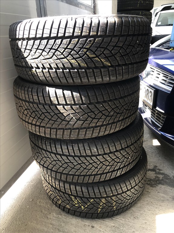 215/4018" újszerű Goodyear téli gumi gumi 1. kép