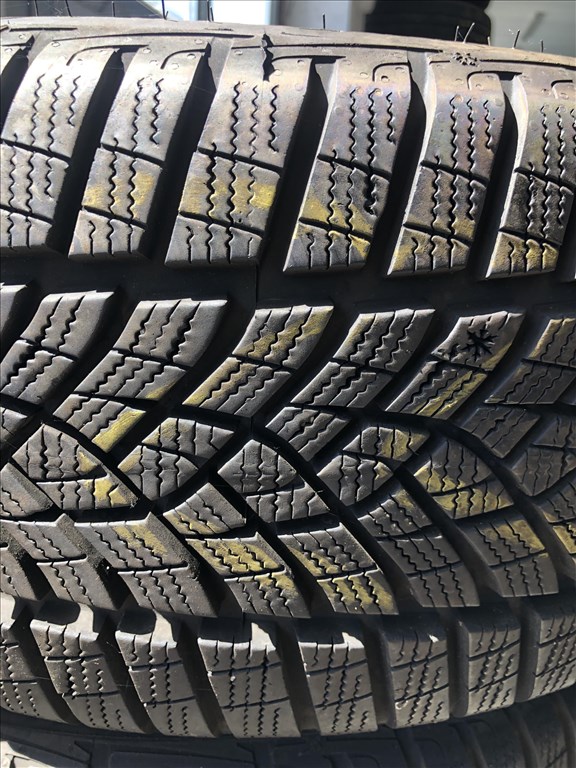  215/4018" újszerű Goodyear téli gumi gumi 2. kép