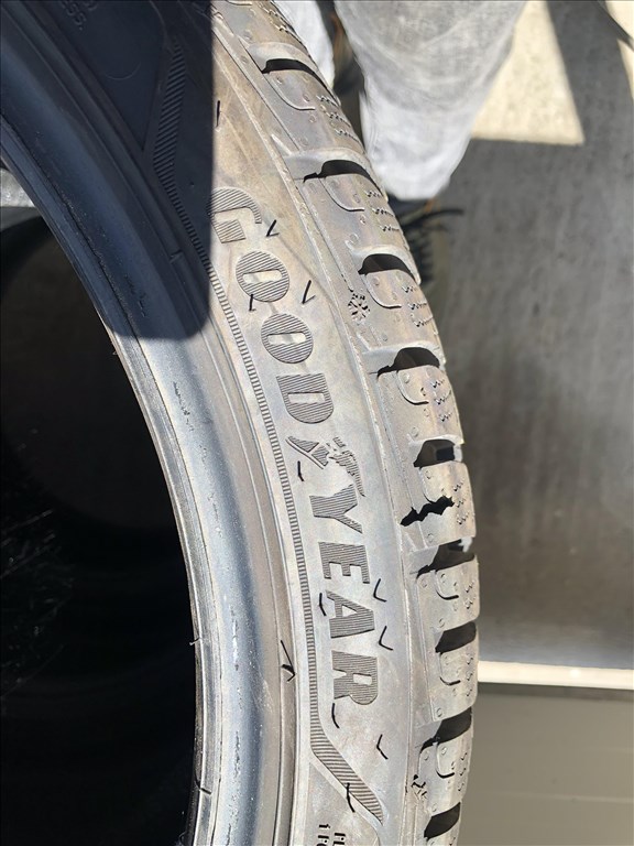  215/4018" újszerű Goodyear téli gumi gumi 5. kép