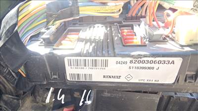 Renault Mégane II Motortéri biztosíték tábla bsm modul 