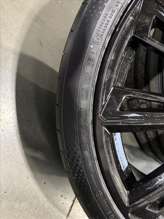  5x112 lyukosztású 23" új (gyári felni) alufelni, rajta 285/35 újszerű Continental nyári gumi gumi  4. kép