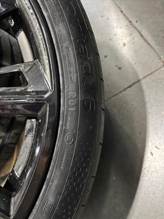  5x112 lyukosztású 23" új (gyári felni) alufelni, rajta 285/35 újszerű Continental nyári gumi gumi  5. kép